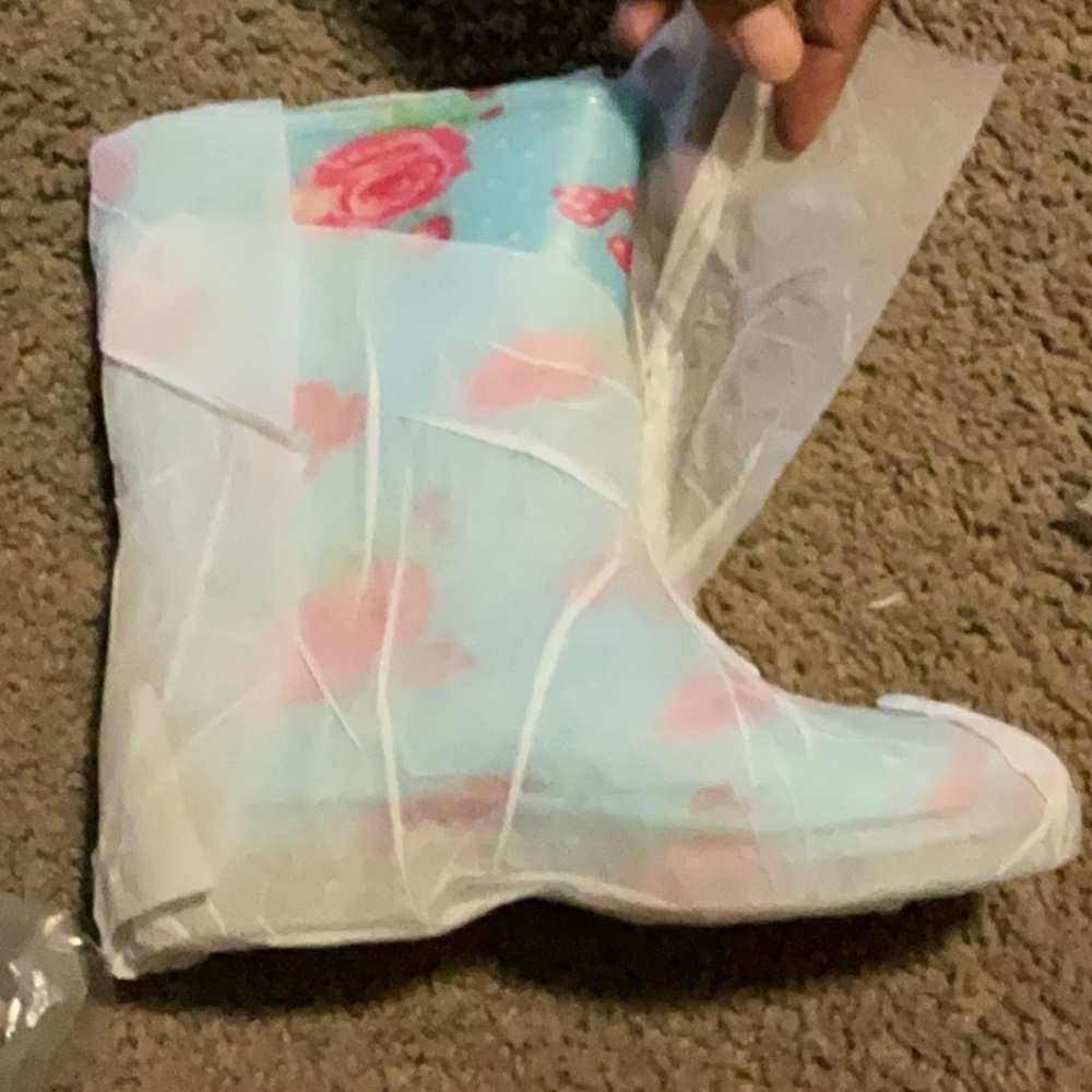 Girls stars & Blue roses rain boots 
2 for 25$ I accept offers ‼️